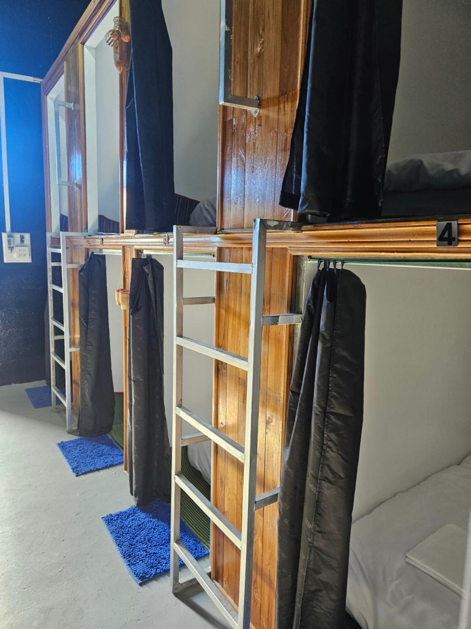 Kai Lions International Capsule Hostel Паксе Екстер'єр фото