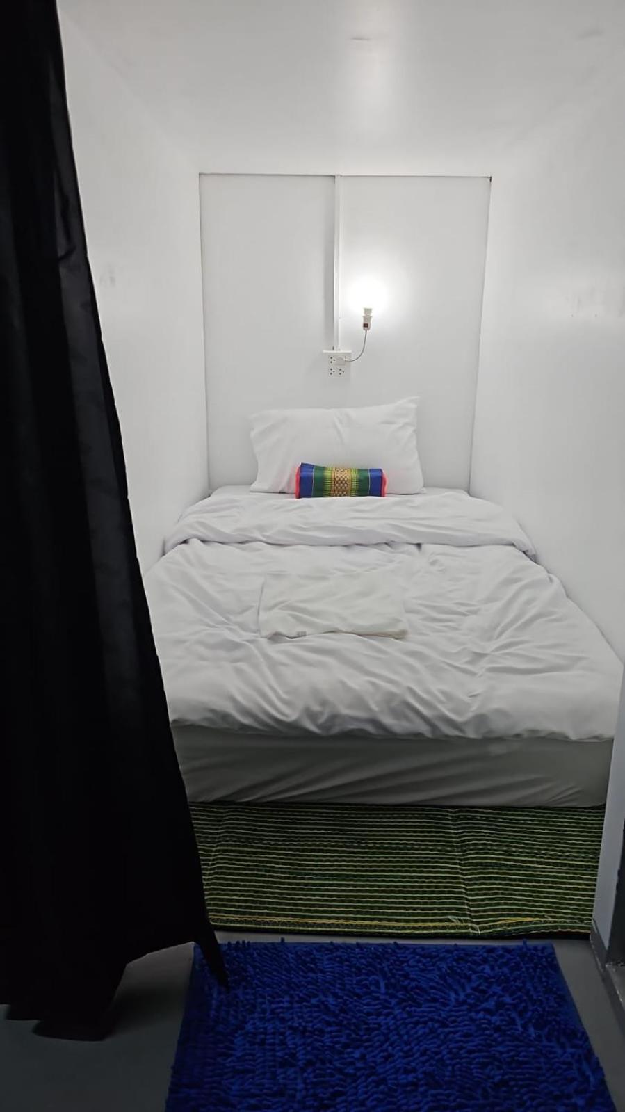 Kai Lions International Capsule Hostel Паксе Екстер'єр фото