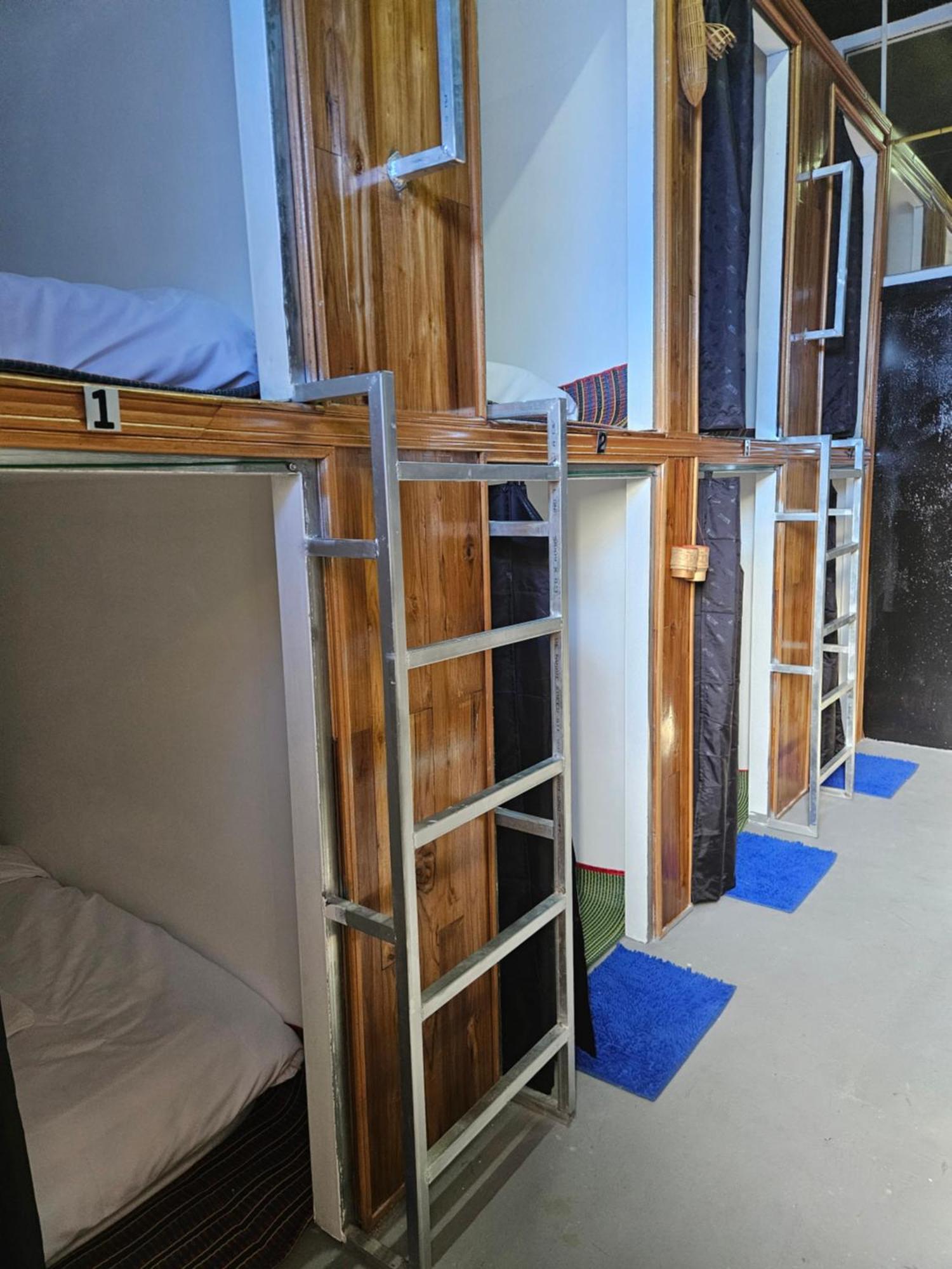 Kai Lions International Capsule Hostel Паксе Екстер'єр фото
